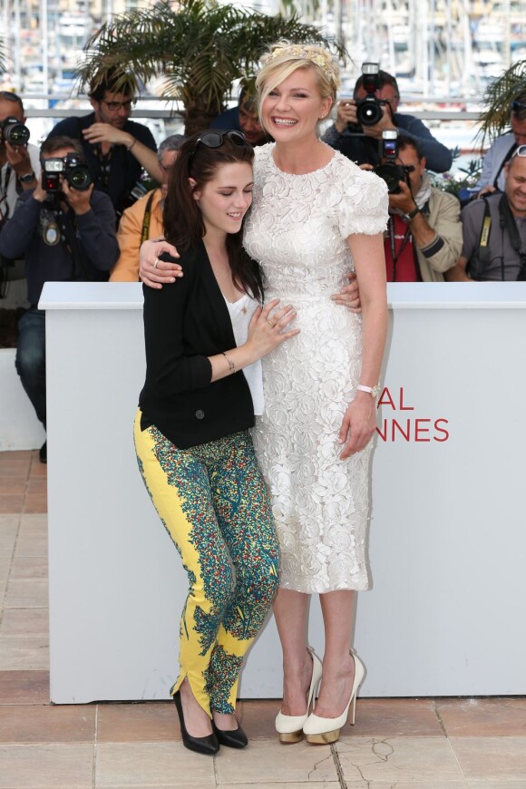 Kirsten Dunst, ici avec Kristen Stewart lors du photocall de On The Road, jouait la bohème avec une couronne de fleurs, une robe brodée Dolce & Gabbana et des souliers à plateformes Charlotte Olympia. Cannes, le 23 mai 2012.