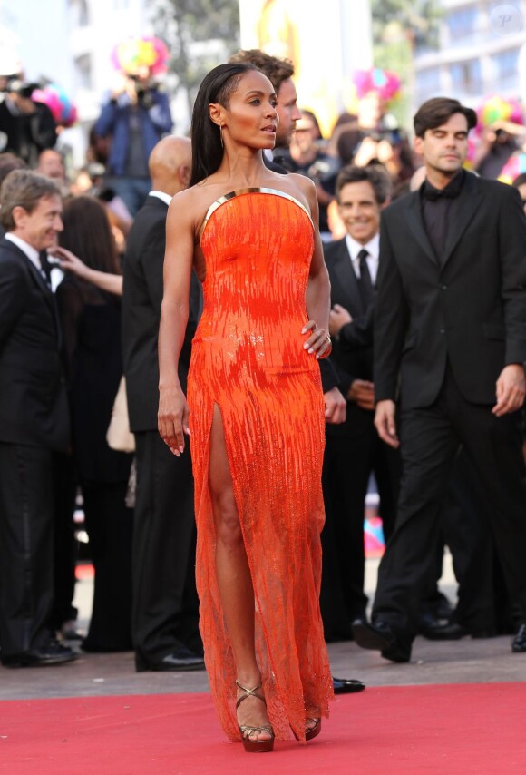 Jada Pinkett Smith brillait lors de la projection de Madagascar 3 dans une robe Atelier Versace. Cannes, le 18 mai 2012.