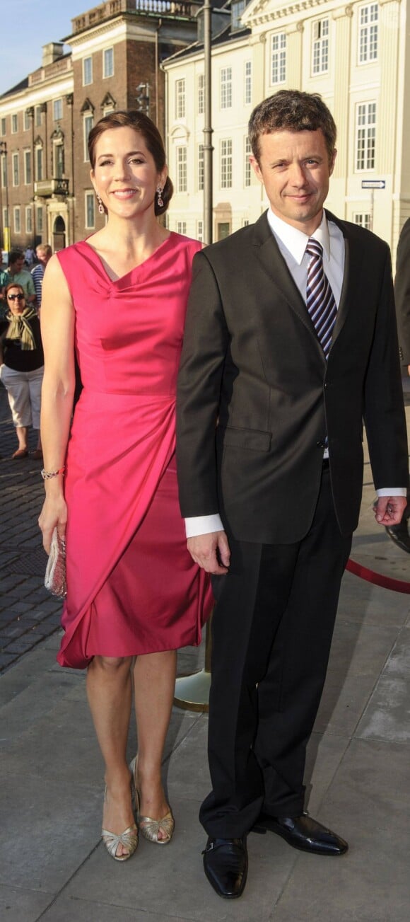 La princesse Mary et le prince Frederik. La famille royale de Danemark assistait le 24 mai 2012 à un concert de la Garde royale, au Théâtre royal de Copenhague.