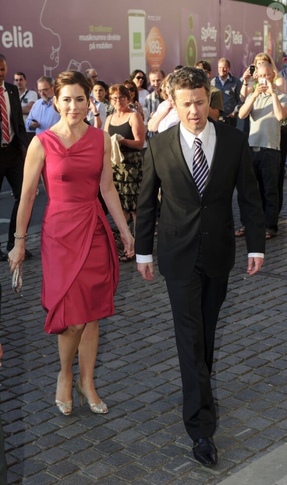 La princesse Mary et le prince Frederik. La famille royale de Danemark assistait le 24 mai 2012 à un concert de la Garde royale, au Théâtre royal de Copenhague.
