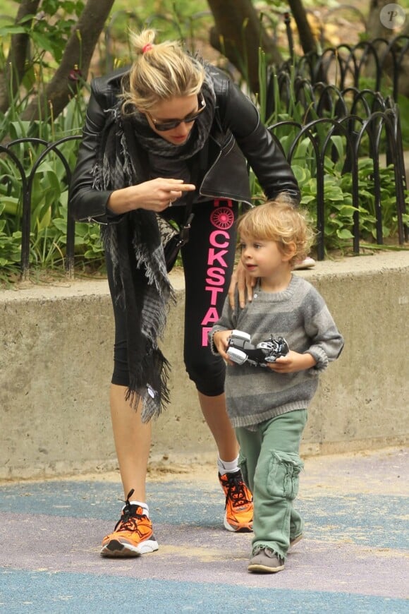 Karolina Kurkova et son fils Tobin Jack Drury se baladent dans un parc du quartier de Tribeca. New York, le 7 mai 2012.