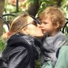Tendre baiser entre Karolina Kurkova et son fils Tobin Jack Drury. New York, le 7 mai 2012.