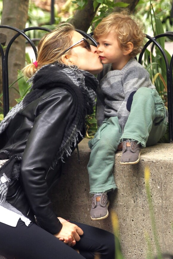 Tendre baiser entre Karolina Kurkova et son fils Tobin Jack Drury. New York, le 7 mai 2012.
