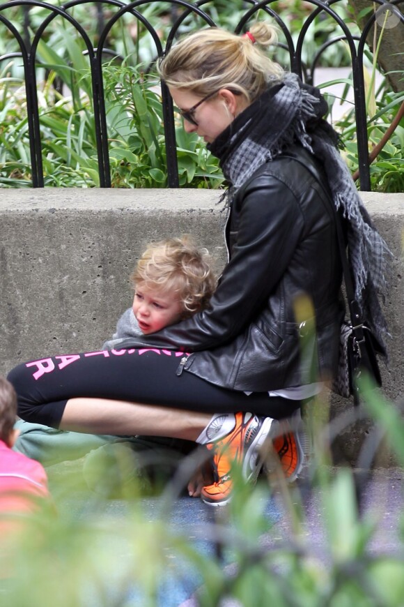 Karolina Kurkova, mère de famille et mannequin, et son fils Tobin Jack Drury partagent un moment de tendresse. New York, le 7 mai 2012.