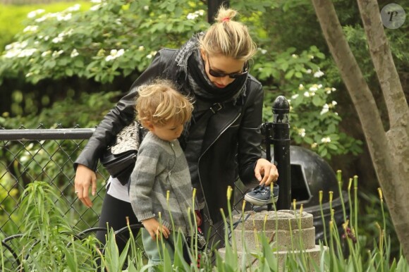 Karolina Kurkova profite de son fils Tobin Jack Drury. New York, le 7 mai 2012.
