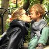 Karolina Kurkova et son fils Tobin Jack Drury. New York, le 7 mai 2012.