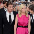 Kirsten Dunst et Garrett Hedlund lors de la montée des marches du film Sur la Route au Festival de Cannes. Le 23 mai 2012.