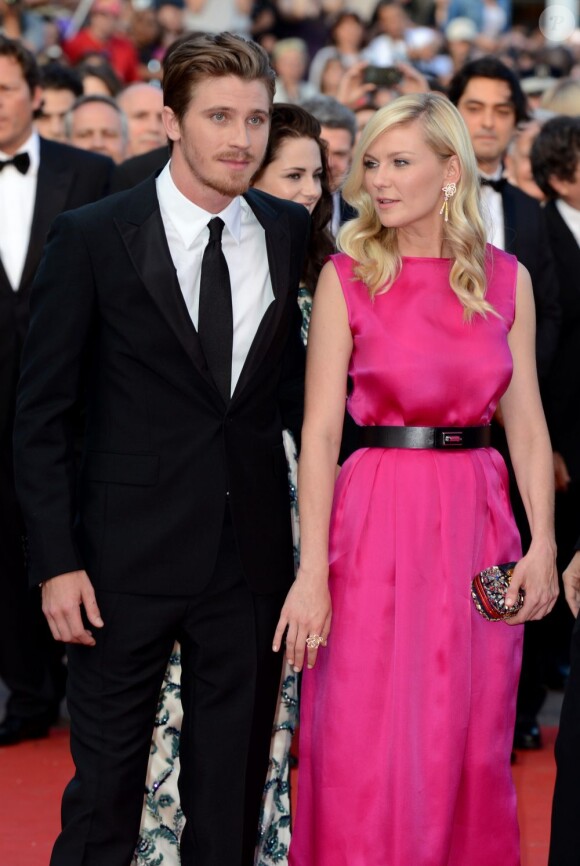 Kirsten Dunst et Garrett Hedlund complices lors de la montée des marches du film Sur la Route au Festival de Cannes. Le 23 mai 2012.