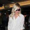 Kirsten Dunst adopte une très jolie robe chemise plissée avec de la dentelle pour voyager. A à l'aéroport de Los Angeles. Le 26 mai 2012.