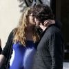 Elizabeth Berkley enceinte embrasse son mari Greg Lauren à West Hollywood. Le 26 mai 2012.