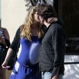 Elizabeth Berkley enceinte embrasse son mari Greg Lauren à West Hollywood. Le 26 mai 2012.