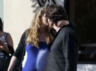 Elizabeth Berkley, bien enceinte, couvre de baisers son mari en pleine rue