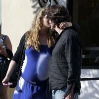 Elizabeth Berkley, bien enceinte, couvre de baisers son mari en pleine rue