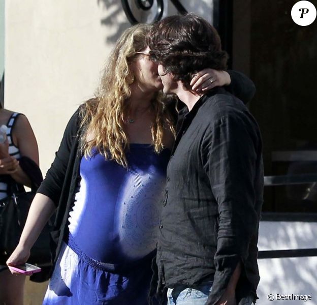 Elizabeth Berkley enceinte embrasse son mari Greg Lauren à West Hollywood. Le 26 mai 2012.