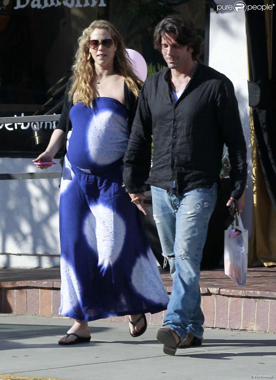 Elizabeth Berkley enceinte complice avec son mari Greg Lauren dans les rues de West Hollywood. Le 26 mai 2012.