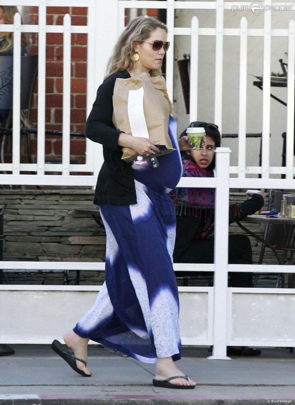 Elizabeth Berkley enceinte à West Hollywood. Le 26 mai 2012.