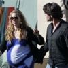 Elizabeth Berkley ne peut plus cacher ses formes de femme enceinte. Ici avec Greg Lauren son à West Hollywood. Le 26 mai 2012.