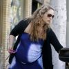 Elizabeth Berkley enceinte se balade avec son mari Greg Lauren à West Hollywood. Le 26 mai 2012.