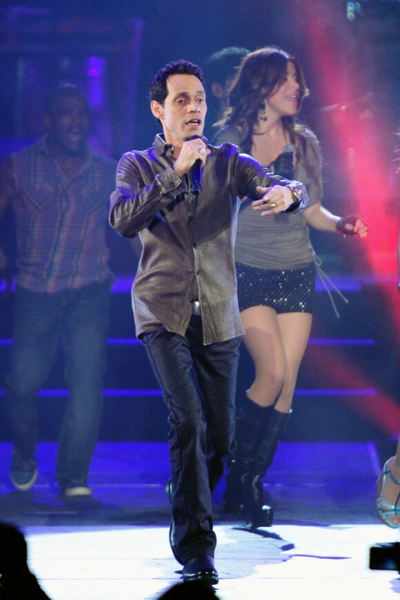 Marc Anthony sur scène avec les talents de son émission Q'Viva : The Chosen à l'hôtel Mandalay Bay. Las Vegas, le 26 mai 2012.