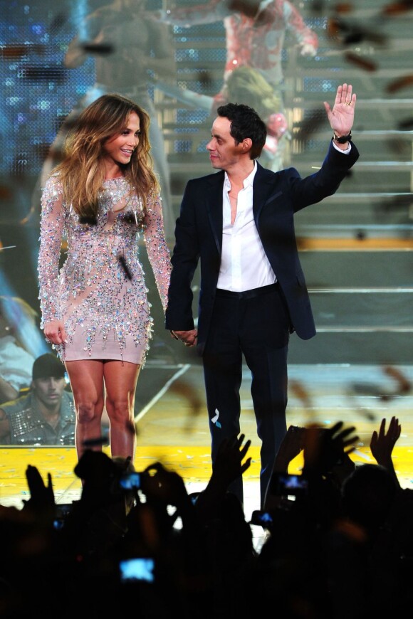 Jennifer Lopez et Marc Anthony, main dans la main pour le final du concert avec les talents de son émission Q'Viva : The Chosen à l'hôtel Mandalay Bay. Las Vegas, le 26 mai 2012.
