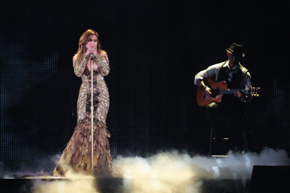 Jennifer Lopez sur scène avec les talents de son émission Q'Viva : The Chosen à l'hôtel Mandalay Bay. Las Vegas, le 26 mai 2012.