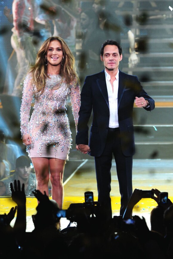 Jennifer Lopez et Marc Anthony, main dans la main pour le final du concert avec les talents de son émission Q'Viva : The Chosen à l'hôtel Mandalay Bay. Las Vegas, le 26 mai 2012.