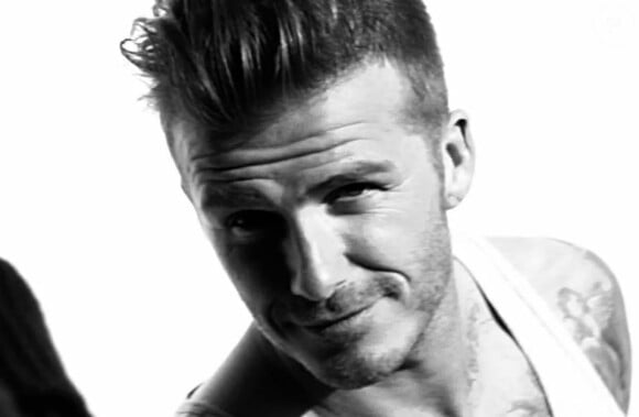 David Beckham, à l'aise et parfait dans la peau de modèle photo, pour réaliser la première couverture masculine du magazine Elle UK.