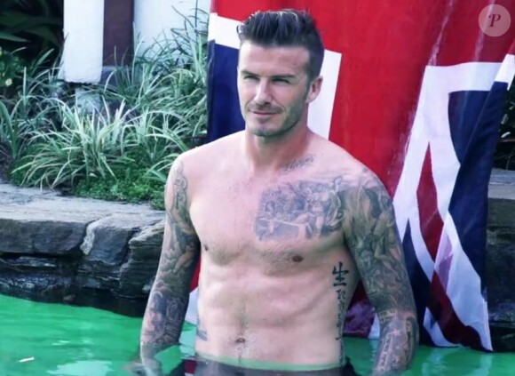 David Beckham pose avec le drapeau britannique pour l'édition britannique du magazine Elle.