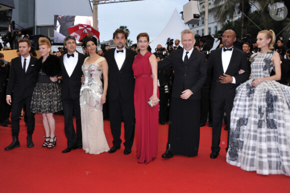 Le président du jury Nanni Moretti, entouré de Diane Kruger, Raoul Peck, Jean Paul Gaultier, Emmanuelle Devos, Hiam Abbas, Alexander Payne, Andrea Arnold et Ewan McGregor lors du 65e Festival de Cannes, mai 2012.