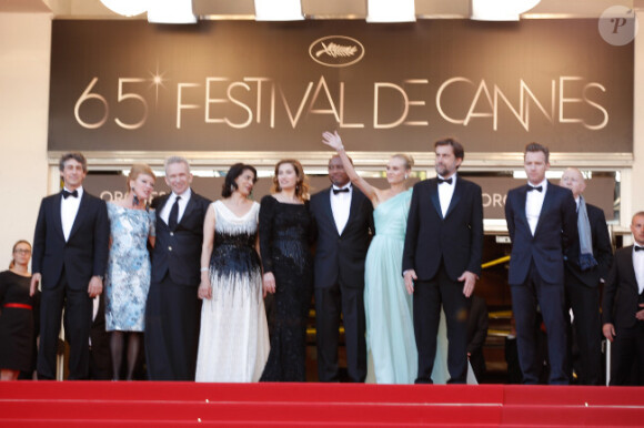 Le président du jury Nanni Moretti, entouré de Diane Kruger, Raoul Peck, Jean Paul Gaultier, Emmanuelle Devos, Hiam Abbas, Alexander Payne, Andrea Arnold et Ewan McGregor lors du 65e Festival de Cannes, mai 2012.