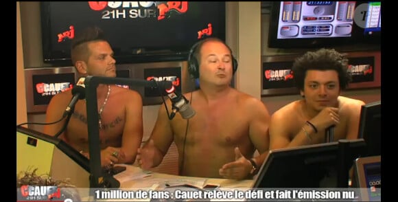Cauet et toute son équipe ont animé une émission sur NRJ nus après avoir dépassé le million de fans sur Facebook. Kev' Adams s'est prêté au jeu