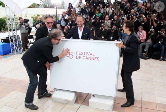 Gustave Kervern, Benoît Poelvoorde, Benoît Delépine et Albert Dupontel démontent le décor lors du photocall du film Le Grand Soir, Festival de Cannes, le 22 mai 2012.