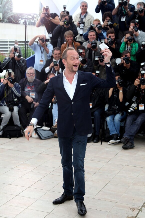 Benoît Poelvoorde ravi lors du photocall du film Le Grand Soir, Festival de Cannes, le 22 mai 2012.