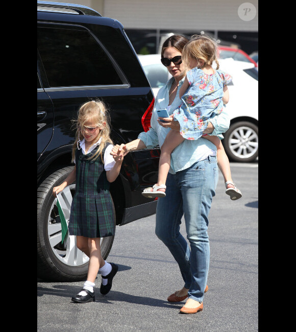 Jennifer Garner et ses filles Violet et Seraphina dans les rues de Brentwood à Los Angeles, le 30 mai 2012