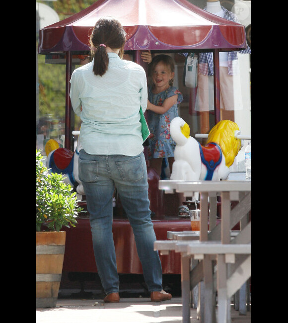 Jennifer Garner et ses filles Violet et Seraphina dans les rues de Brentwood à Los Angeles, le 30 mai 2012