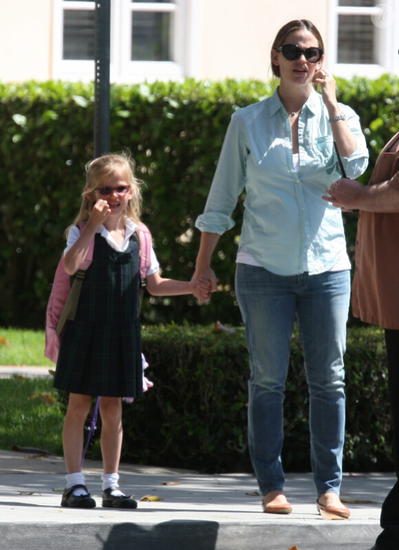 Jennifer Garner main dans la main avec sa petite fille modèle Violet à Brentwood, à Los Angeles, le 30 mai 2012