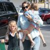 Jennifer Garner emmène ses adorables filles Violet et Seraphina prendre un goûter à Brentwood, à Los Angeles, le 30 mai 2012