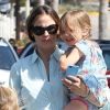 Jennifer Garner emmène ses filles Violet et Seraphina prendre un goûter à Brentwood, à Los Angeles, le 30 mai 2012 - Seraphina est bien sûr dans les bras de sa maman.