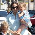 Jennifer Garner emmène ses filles Violet et Seraphina prendre un goûter à Brentwood, à Los Angeles, le 30 mai 2012 - Seraphina est bien sûr dans les bras de sa maman.