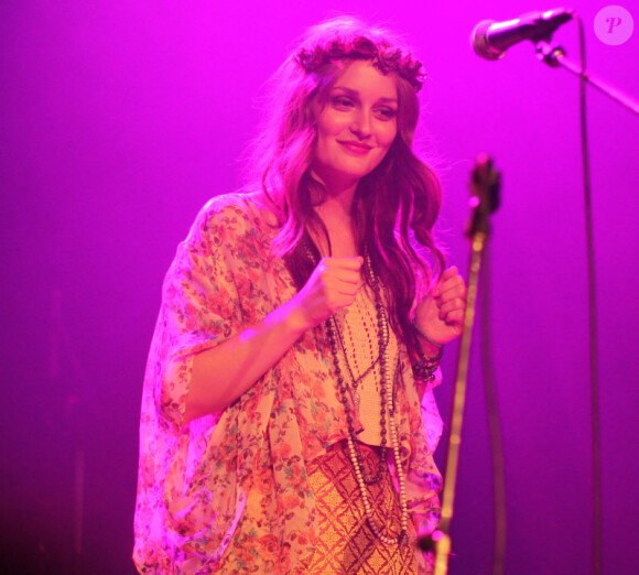 La jolie Leighton Meester, héroïne de Gossip Girl, en concert à Vancouver, le 31 mai 2012