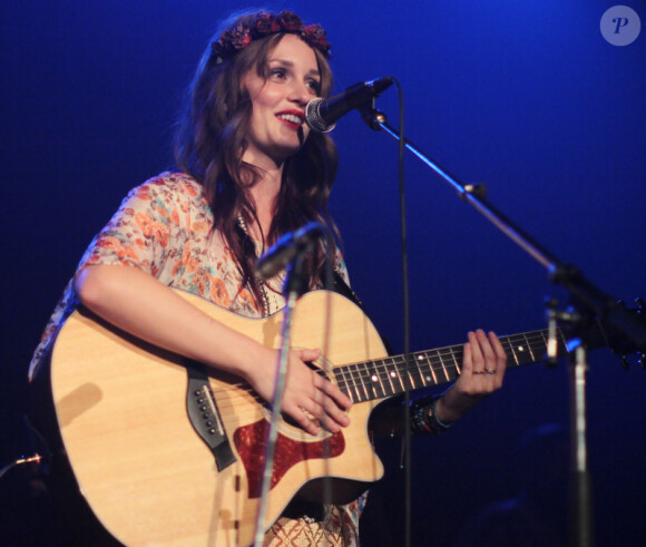 Leighton Meester, héroïne de Gossip Girl, à la guitare en concert à Vancouver, le 31 mai 2012