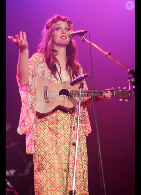 Leighton Meester, héroïne de Gossip Girl, en concert à Vancouver, le 31 mai 2012 - Côté look, on est loin de la série Gossip Girl