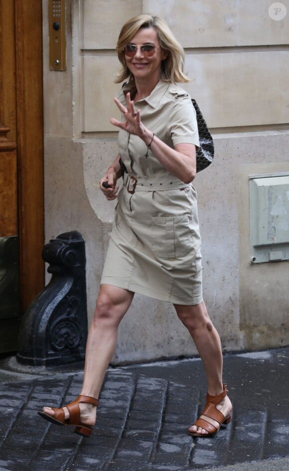 Laurence Ferrari dans les rues de Paris, le 1er juin 2012.