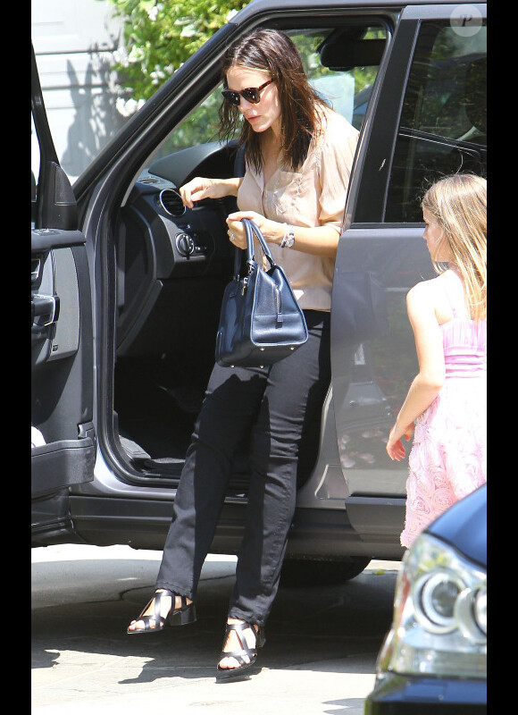 Jennifer Garner arrive à une fête d'anniversaire avec sa fille, le 2 juin 2012 à Los Angeles.