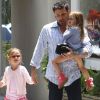 Ben Affleck se promène dans les rues de Los Angeles avec ses filles Violet, 6 ans, et Seraphina, 3 ans. Le 2 juin 2012.