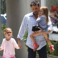 Ben Affleck assume son rôle de papa-poule pendant que Jennifer Garner se repose