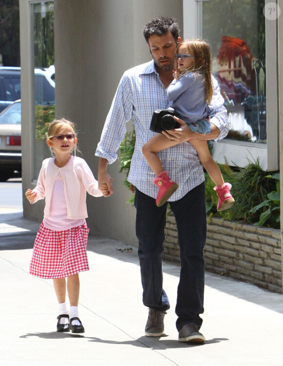 Ben Affleck se promène dans les rues de Los Angeles avec ses filles Violet, 6 ans, et Seraphina, 3 ans. Le 2 juin 2012.