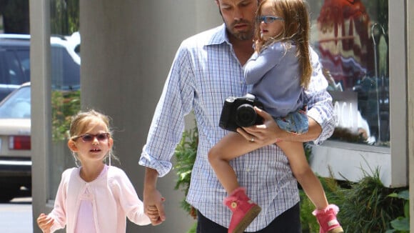 Ben Affleck assume son rôle de papa-poule pendant que Jennifer Garner se repose