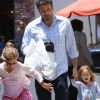 Ben Affleck se promène à Los Angeles avec ses filles Violet, 6 ans, et Seraphina, 3 ans. Le 2 juin 2012.