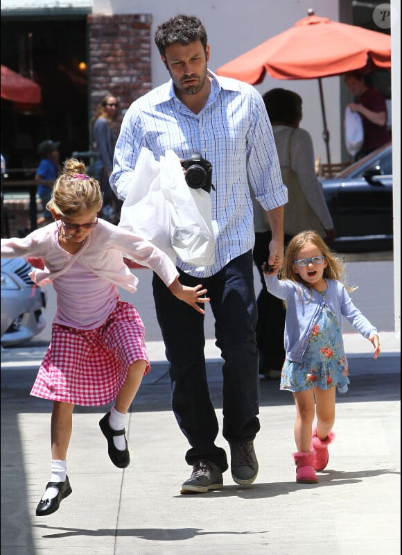 Ben Affleck se promène à Los Angeles avec ses filles Violet, 6 ans, et Seraphina, 3 ans. Le 2 juin 2012.